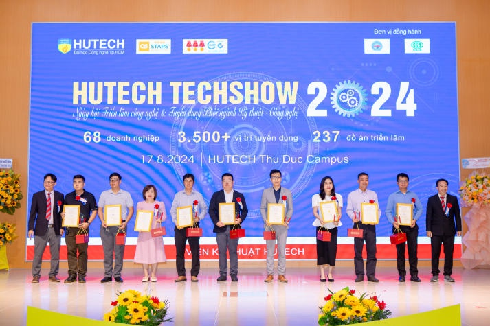 [Video] Sinh viên “khoe” hơn 200 đồ án tốt nghiệp ấn tượng trước doanh nghiệp tại HUTECH TECHSHOW 2024 163