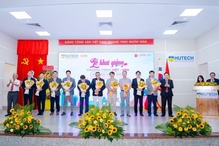 [Video] Viện Công nghệ Việt - Hàn HUTECH tổ chức lễ khai giảng, chính thức khởi động năm học mới 98
