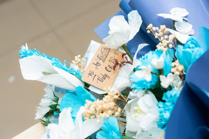 [Ảnh] Tri ân người lái đò: Hoa thay lời cảm mến của sinh viên Trung Quốc học trong ngày Nhà giáo Việt Nam 84