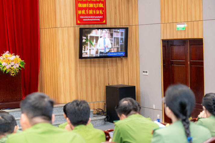 Gần 100 học viên Công an TP.HCM chính thức bước vào chương trình đại học đào tạo từ xa tại HUTECH 66