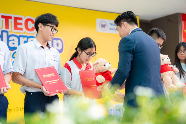 [Ảnh] HUTECH Scholarship Tour 2026 “phủ sóng” học bổng xuyên Việt,  tiếp sức sĩ tử chạm tương lai 55