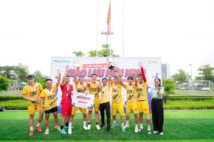 [Video] Sinh viên Việt Nam - Lào - Campuchia sôi nổi giao hữu bóng đá tại Hitech Park Campus của HUTECH 145