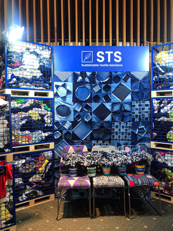 Sinh viên ngành Thiết kế thời trang và Công nghệ dệt, may tham dự triển lãm quốc tế vải cao cấp 34