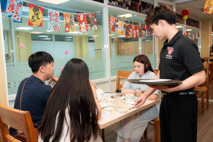 Sinh viên HUTECH biến đồ án thành nhà hàng Nhật, khách “chốt tiệc” ngay ngày khai trương 74
