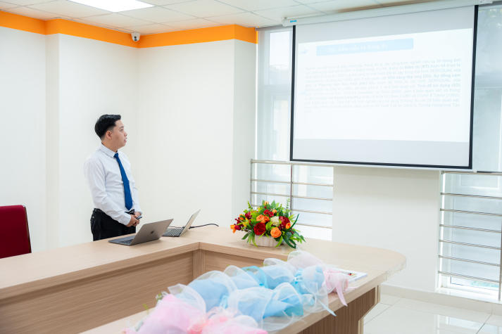 Bức tranh nghiên cứu thực tiễn về quản trị, dịch vụ và thị trường qua buổi bảo vệ luận văn/đề án Thạc sĩ Quản trị kinh doanh 56