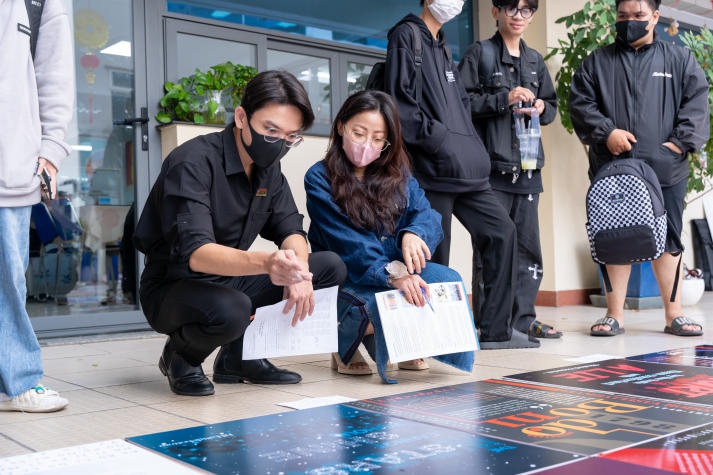 Sinh viên ngành Thiết kế đồ họa HUTECH trưng bày sản phẩm nghệ thuật chữ 20