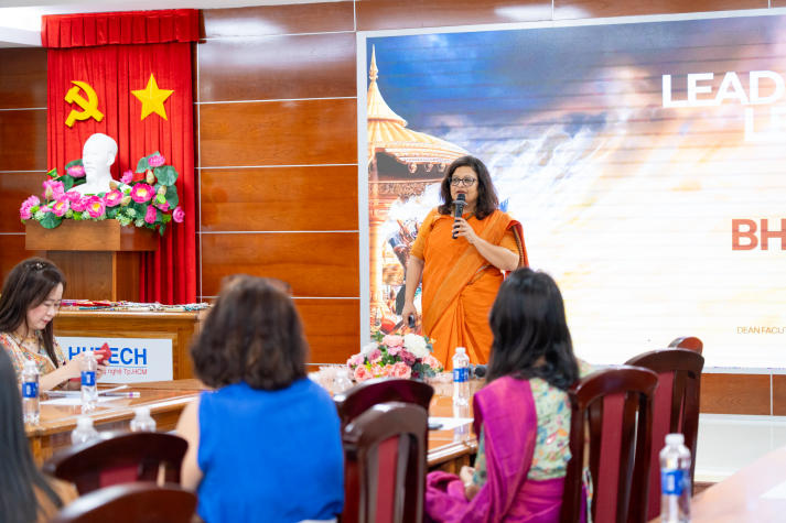 HUTECH faculty and staff explore Bhagavad Gita leadership philosophy and traditional Indian culture 65