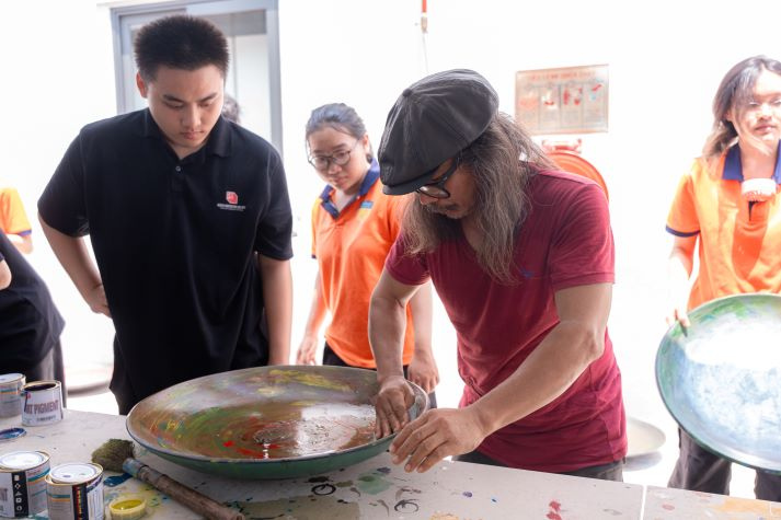 Sinh viên Kiến trúc - Mỹ thuật lan tỏa vẻ đẹp sơn mài Việt qua Hành trình “Kỷ nguyên di sản” 54