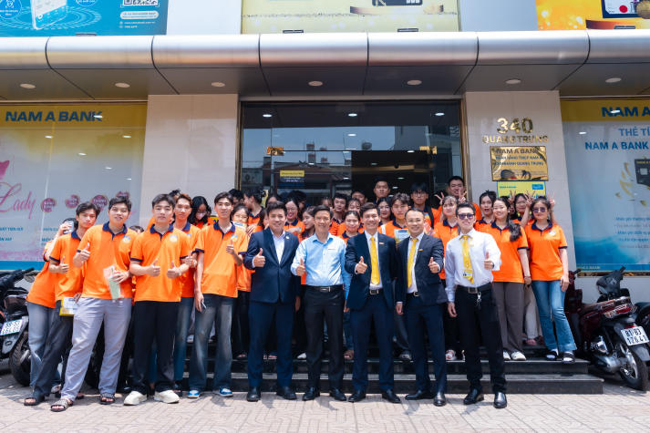 Trải nghiệm thực tế tại Nam A Bank, sinh viên Khoa Luật mở rộng góc nhìn về ngân hàng số 119