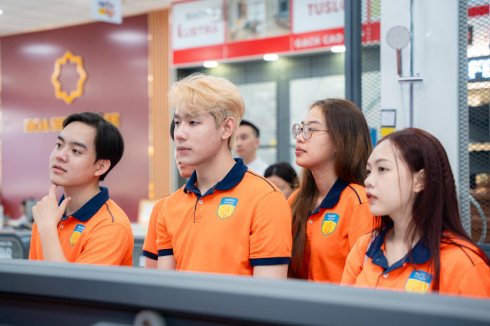 Sinh viên Khoa Marketing - Kinh doanh quốc tế học tập thực tế tại Hoa Sen Home 21