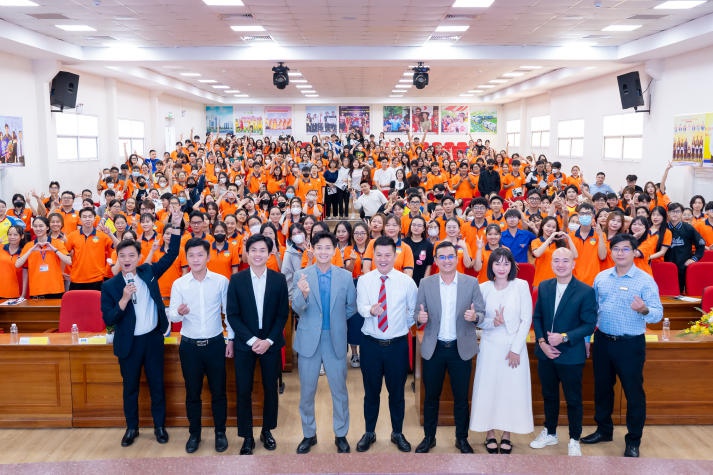 [Video] Sôi nổi buổi giao lưu cùng ca sĩ Ngô Kiến Huy và thăm khám sức khỏe răng miệng của sinh viên HUTECH 142