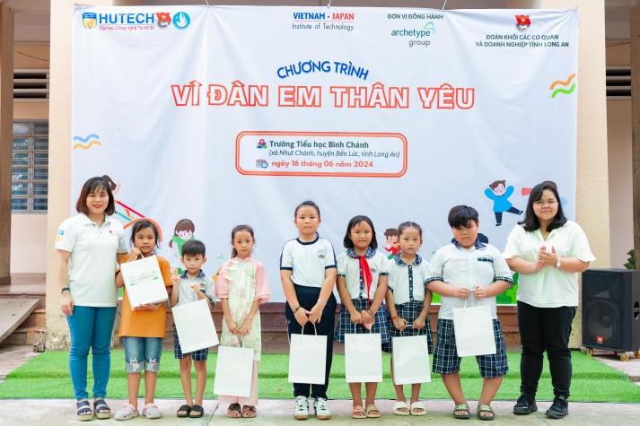 Viện Công nghệ Việt - Nhật HUTECH lan tỏa yêu thương tại tỉnh Long An 82
