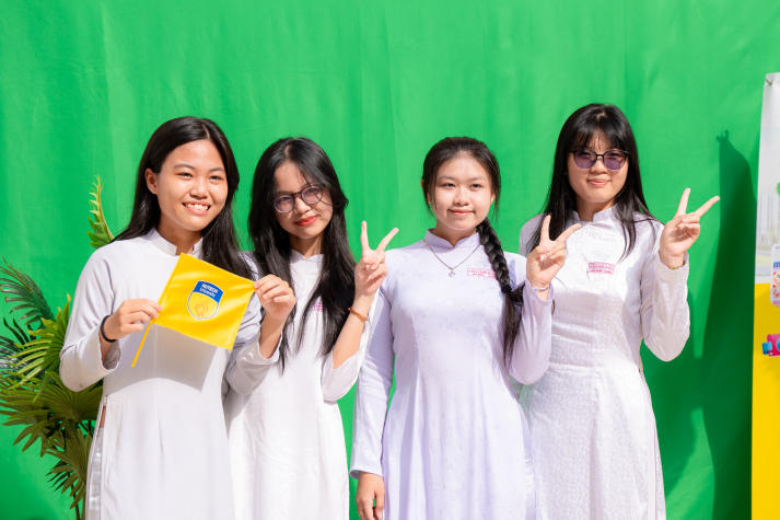 Học sinh THPT khám phá loạt mô hình học thuật sáng tạo tại gian hàng HUTECH 52