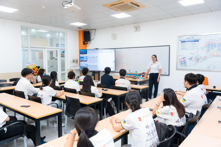 Sinh viên Viện Công nghệ Việt - Hàn tìm hiểu thực tế vận hành logistics tại Cảng Cát Lái 26