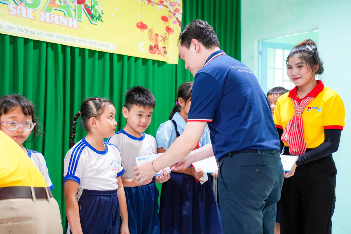 Xuân sắc xanh 2026: Sinh viên HUTECH mang Tết yêu thương đến với người dân Vĩnh Long 75