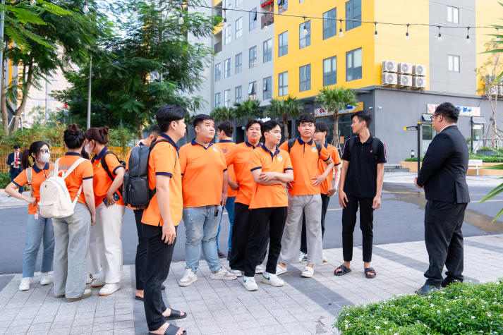 Sinh viên ngành Quản lý tài nguyên và môi trường trải nghiệm thực tế mô hình kiến trúc - xây dựng - môi trường tại BCONS 35