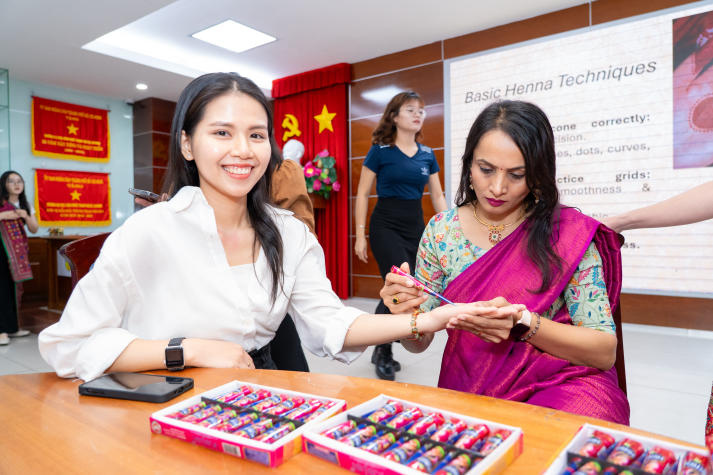 HUTECH faculty and staff explore Bhagavad Gita leadership philosophy and traditional Indian culture 115