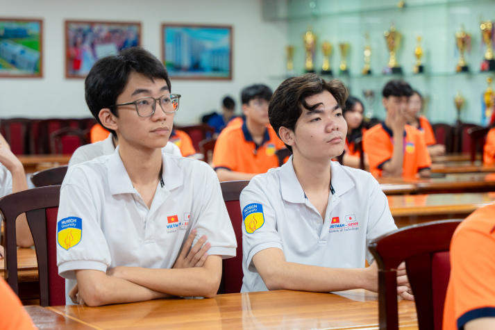 Sinh viên VJIT “lên trình” kỹ năng truyền tin và dã ngoại 38