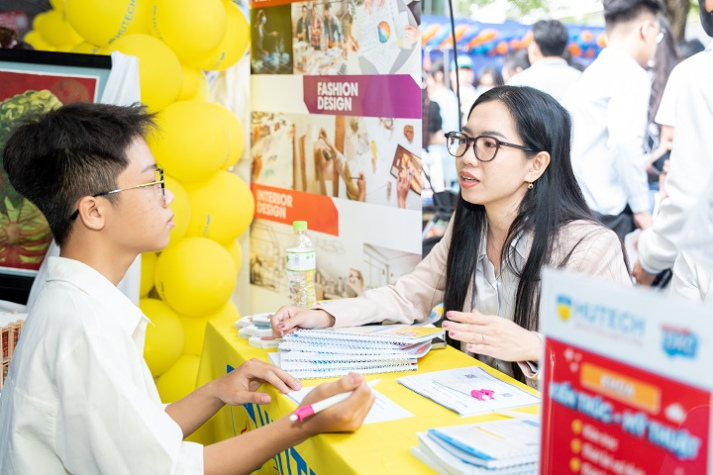 HUTECH khoe sắc vàng tươi tại Ngày hội tư vấn tuyển sinh - hướng nghiệp 2025 39
