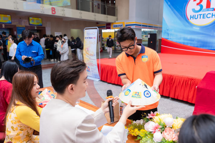 Một chiếc nón - Ngàn ý tưởng: Sinh viên HUTECH bứt phá sáng tạo chào mừng 31 năm thành lập Trường 80
