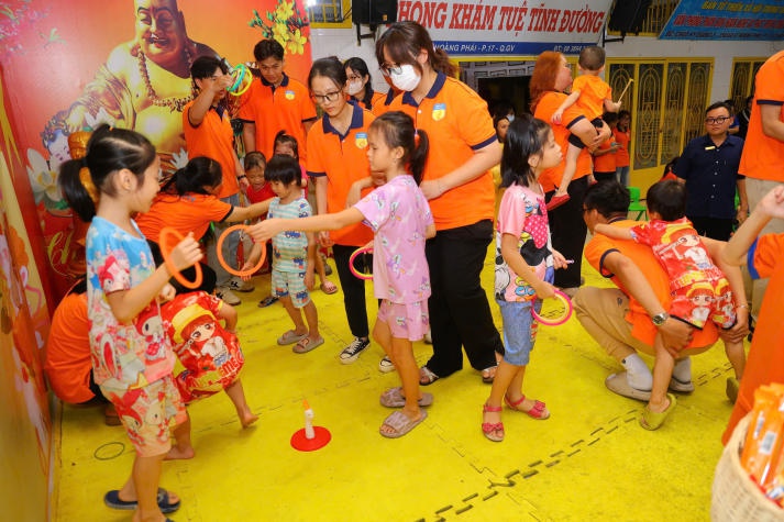 Khoa Thú y - Chăn nuôi mang Trung thu ấm áp đến các em nhỏ tại Chùa Kỳ Quang 2 62