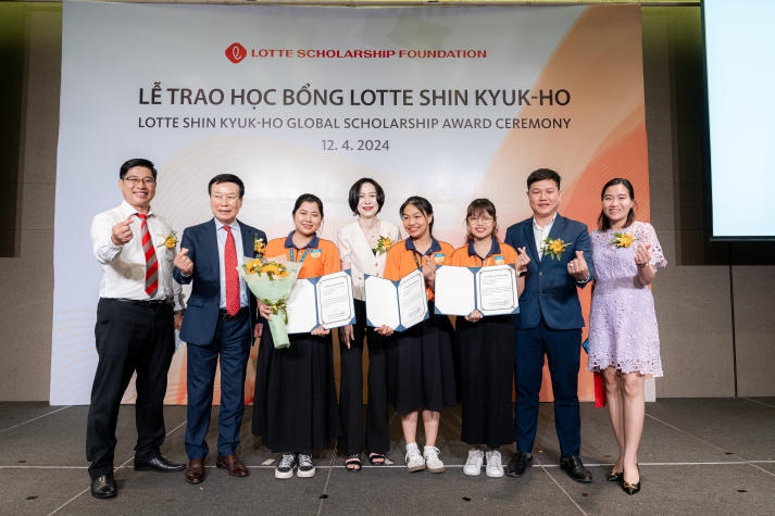 Three HUTECH students awarded the 400 USD scholarships for each by LOTTE Group 60