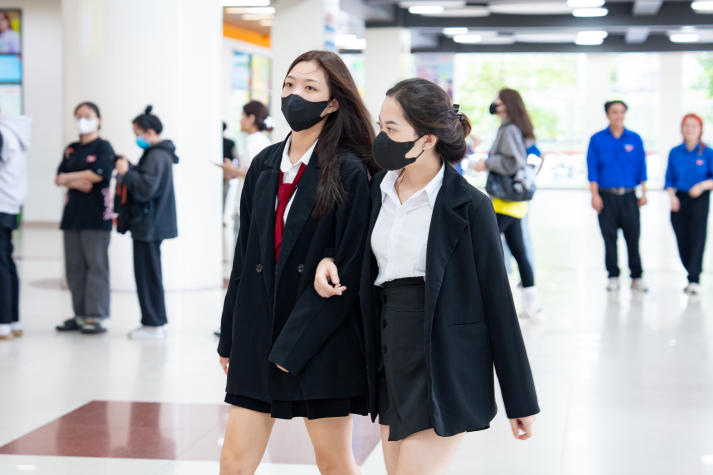 Văn minh học đường: Sinh viên HUTECH - Phối đồ thật chất 79