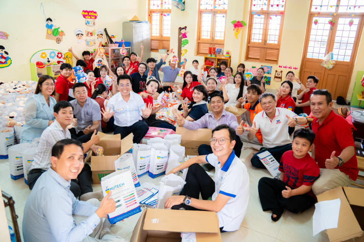 Khoa Tài chính - Thương mại nối dài mùa trăng sẻ chia cùng thiếu nhi 70