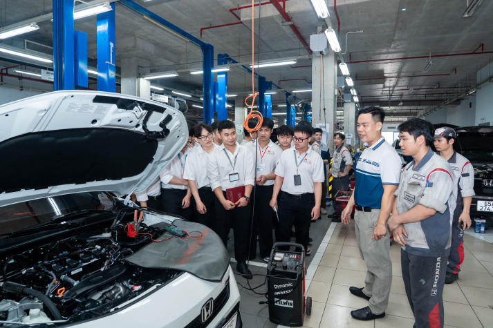 [Video] Khám phá môi trường làm việc chuyên nghiệp tại Head Honda Ô tô Phát Tiến cùng sinh viên VJIT 47