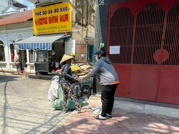 Trao bánh mì, gửi yêu thương: Hoạt động tình nguyện cộng đồng ý nghĩa của sinh viên VJIT 30