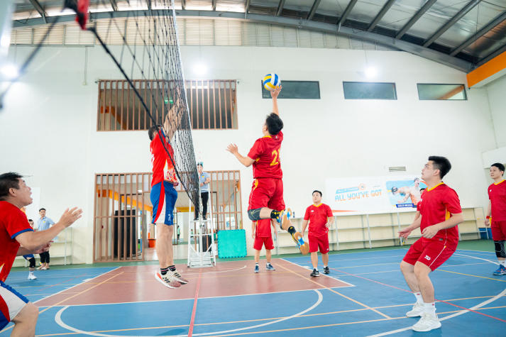 [Hội thao CB-GV-NV HUTECH 2025]: TT.TVTS-TT.TrT-TT.Mar-PTTH, P.ĐT-P.KT-TT.DHS bảo vệ thành công ngôi vương Bóng chuyền nam, nữ 35