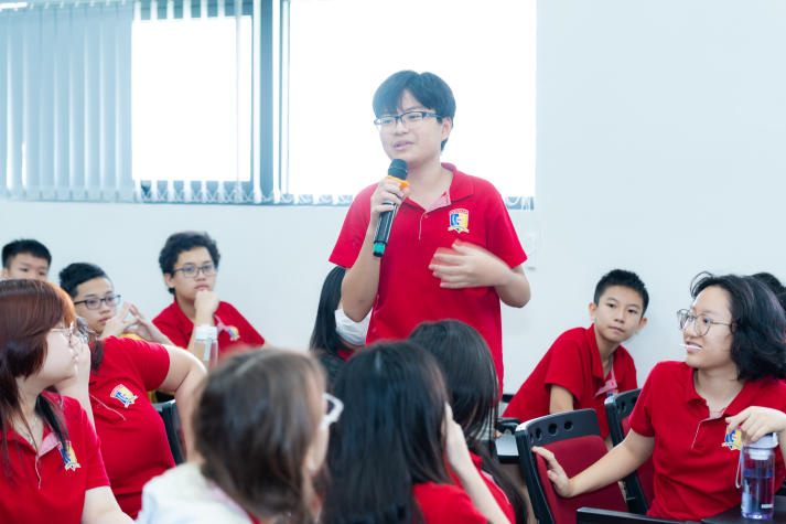 HUTECH đồng hành tư vấn hướng nghiệp và giải mã AI cùng học sinh Royal School 69