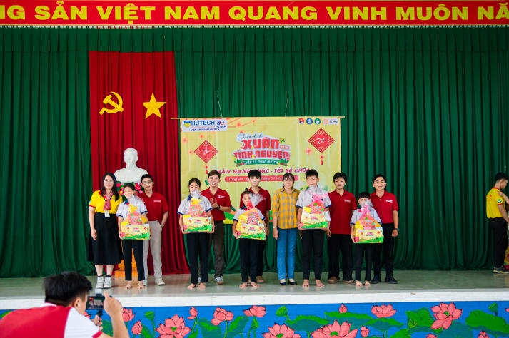 Viện Kỹ thuật lan tỏa yêu thương, gieo niềm hy vọng với chương trình Xuân tình nguyện ý nghĩa 58