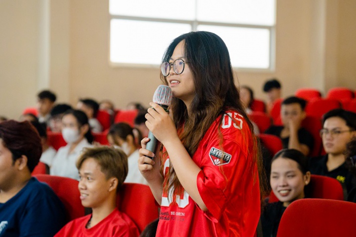 “Vén màn” ống kính đạo diễn, sinh viên Khoa Quản trị Du lịch - Nhà hàng - Khách sạn tăng cường tri thức nghề 98