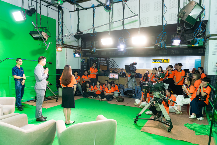 Sinh viên Quan hệ công chúng khám phá hậu trường sản xuất truyền hình tại HTV 21