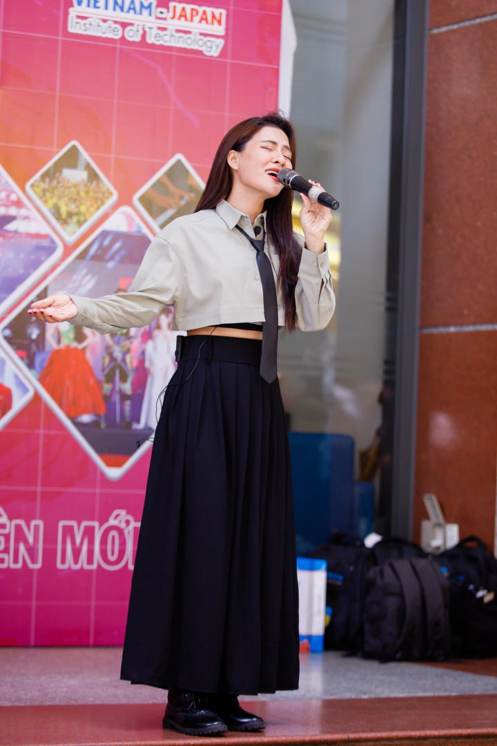 Ca sĩ Hà Nhi khuấy đảo sân trường HUTECH qua buổi chào đón thành viên mới của CLB Keiko 7