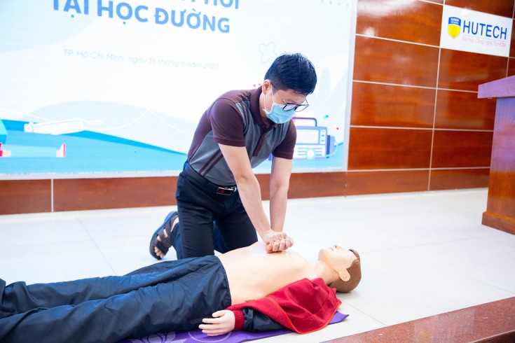 Cán bộ - Giảng viên - Nhân viên HUTECH tham gia Tập huấn kỹ năng cấp cứu hồi sức tim phổi cùng các bác sĩ bệnh viện Chợ Rẫy 123
