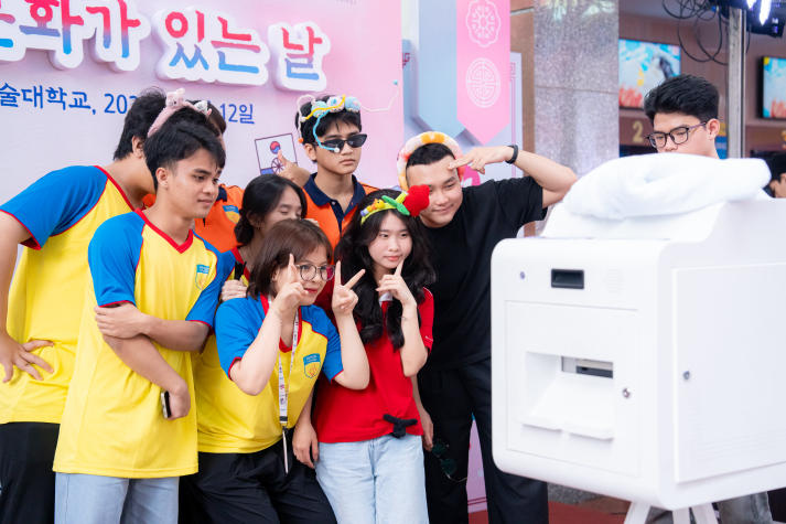 A burst of cultural colors at the Vietnam - Korea Cultural Festival 2025: Connection and integration 65