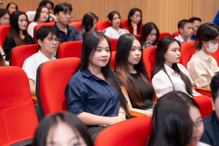 Khoa Khoa học Xã hội và Quan hệ Công chúng tôn vinh loạt dự án ý nghĩa của sinh viên 96