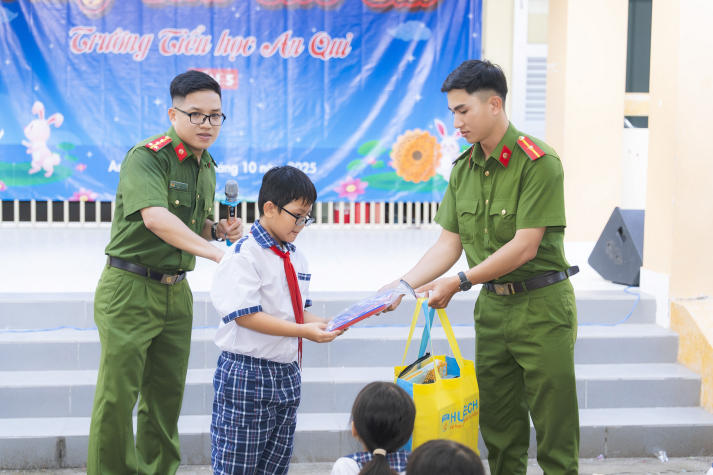 Chi bộ 17 mang “Trung thu cho em” ấm áp đến với thiếu nhi ở tỉnh Vĩnh Long 120