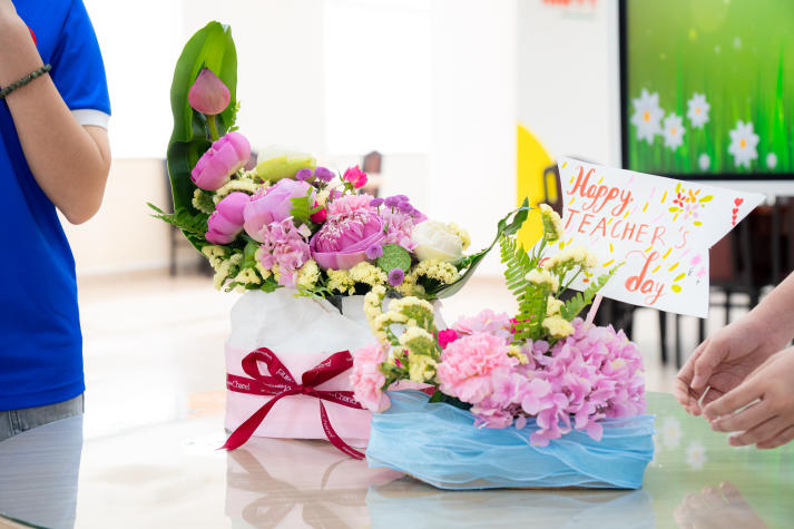 [Ảnh] Khoảnh khắc đẹp tại cuộc thi cắm hoa 20/11: Sinh viên HUTECH gửi trọn yêu thương đến các nhà giáo 99