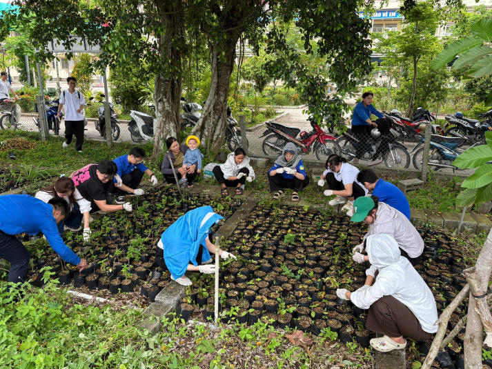 Hành trình tuổi trẻ HUTECH gieo yêu thương, nâng bước em đến lớp 84