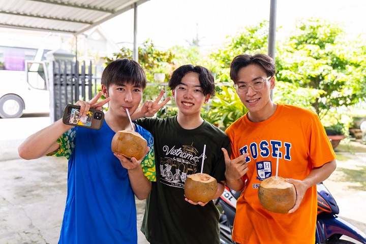 Sinh viên Khoa Nhật Bản học HUTECH và sinh viên ĐH Hosei (Nhật Bản) thích thú khám phá văn hóa miền Tây Nam Bộ 48