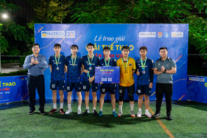 Red Sport đoạt cúp vô địch môn Bóng đá nam Giải thể thao chào đón tân sinh viên 73