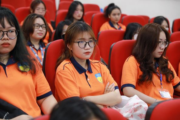  Trong buổi chào đón “tân binh”, thầy cô Khoa Trung Quốc học đã giới thiệu chi tiết về ngành Ngôn ngữ Trung Quốc HUTECH 2