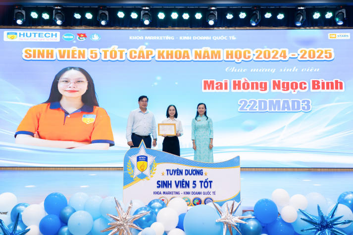 Nhiều kỳ vọng từ Hội nghị tổng kết và phát động phong trào sinh viên năm học 2025-2026 của Khoa Marketing - Kinh doanh quốc tế 78