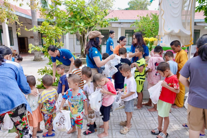 Giảng viên Khoa Tiếng Anh trao gửi yêu thương tại Mái ấm Mây ngàn (Tây Ninh) 26