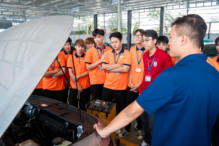 Tham quan thực tế VinFast, sinh viên Viện Kỹ thuật bước gần hơn đến công nghệ giao thông xanh 66