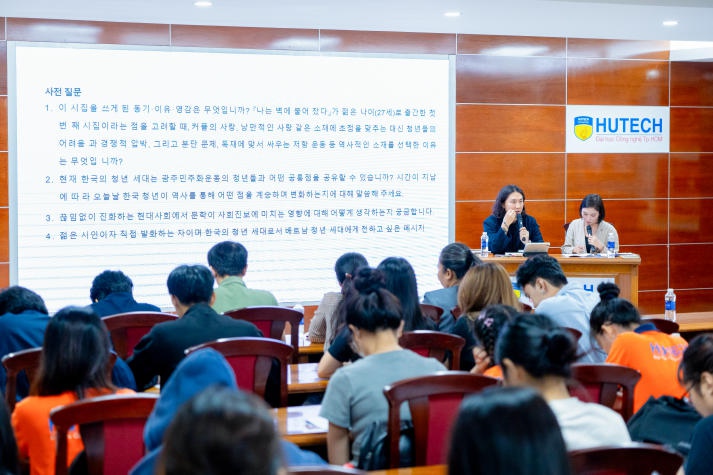 Sinh viên Khoa Hàn Quốc học HUTECH giao lưu cùng nhà thơ Choi Ji In 36