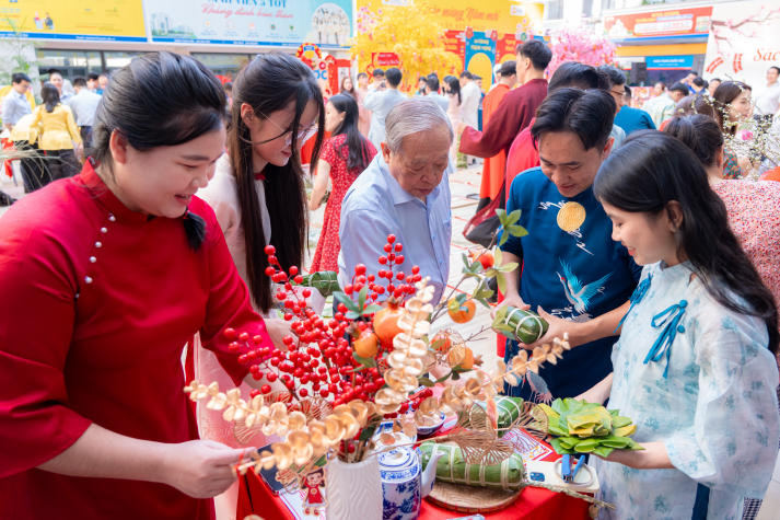 [Video] Sắc xuân HUTECH 2026: Gìn giữ sắc xuân truyền thống, lan tỏa tinh thần gắn kết 57
